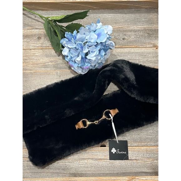 New! Faux‎ Fur faux leather pull through scarf - Picture 2 of 5